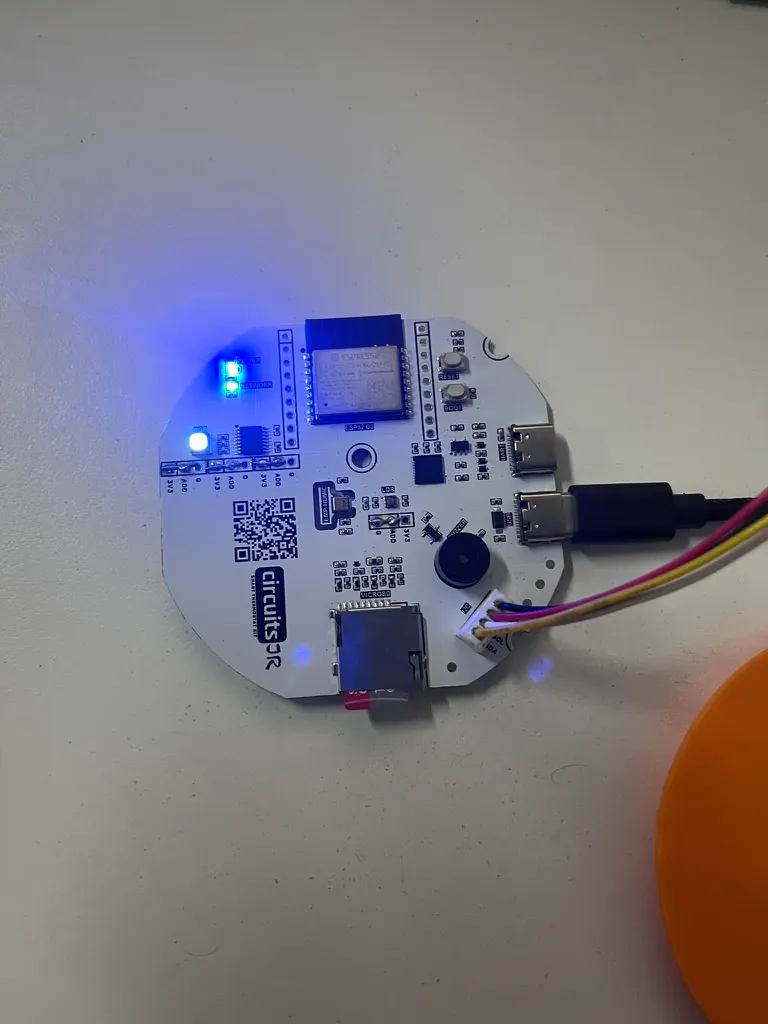 Circuits Jr V1 learning board powered through USB