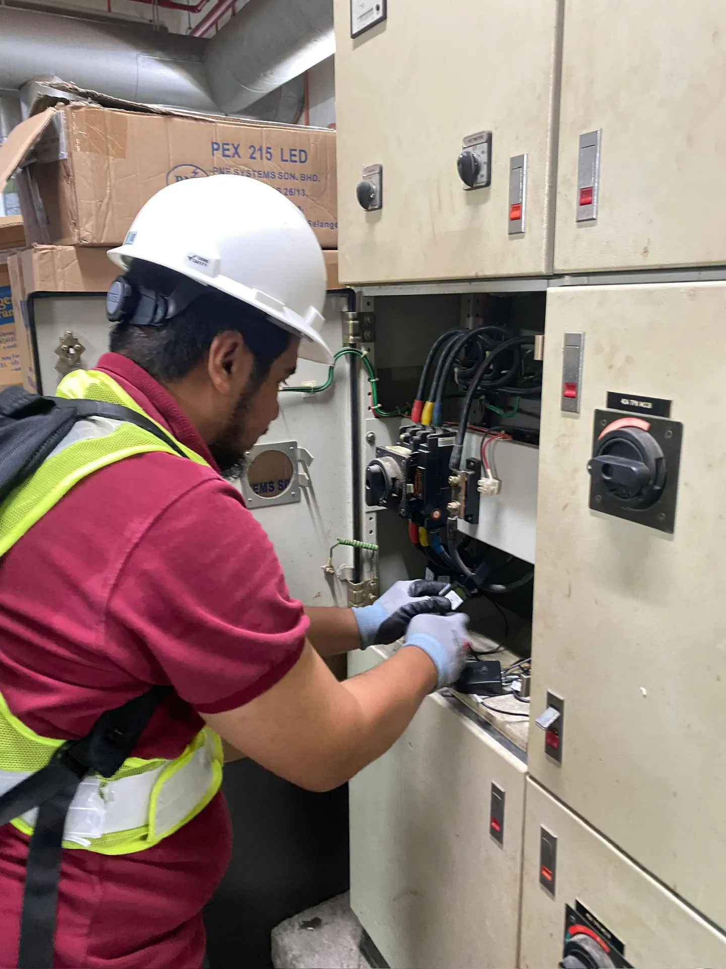 Technician carrying out energy-audit work at an electrical panel