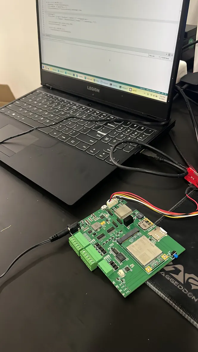 Quectel EC25 Mini PCIe controller board connected for bench testing