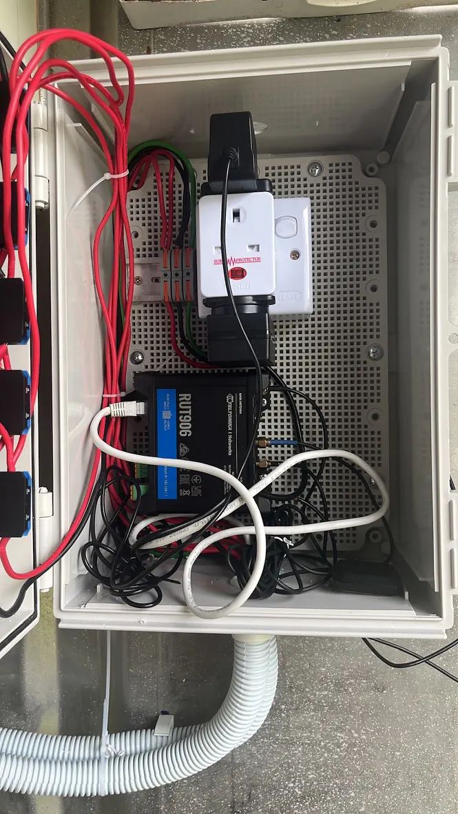 Teltonika RUT906 router installed in an energy-monitoring enclosure
